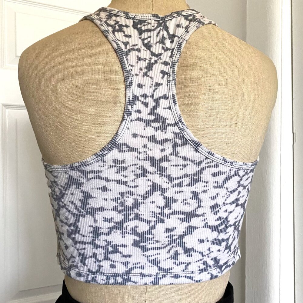 Abstract Flower Cropped Tank Top - Picture 2 of 2